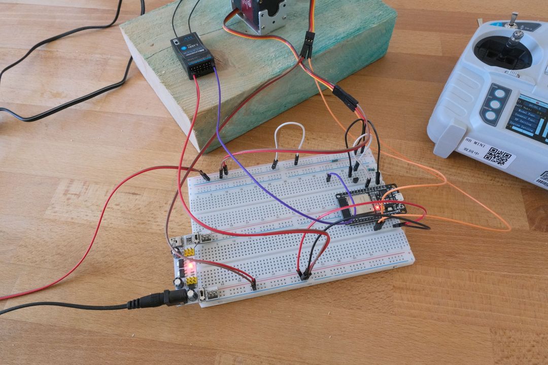 Wiring of EPS32, MC8RE and servos from low,