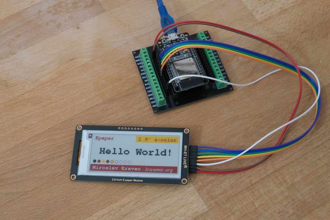 MH-ET Live 2.9" 4-color epaper module connected to ESP32